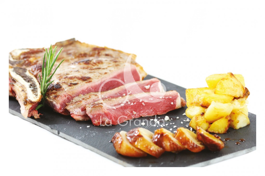 La bistecca con osso con patate arrosto e cipolline borretane in agrodolce - La Granda